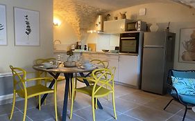Pujaut , Gite Coeur De Village « Sous Le Clocher»